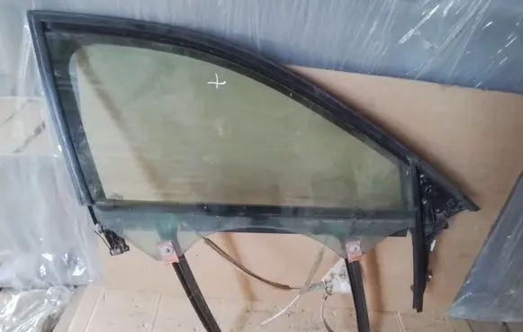 Front window lifting mechanism without motor