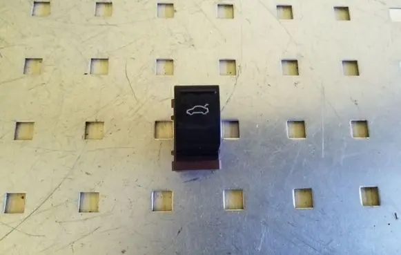 Tailgate opening switch