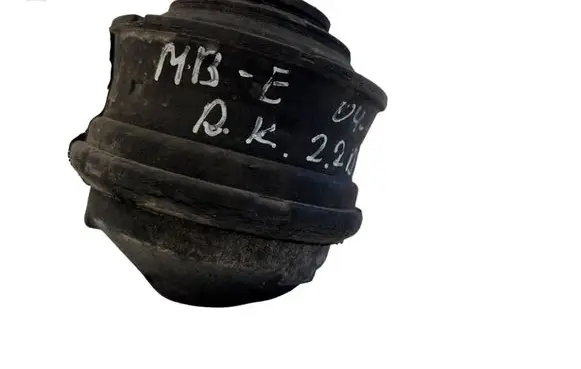 Mercedes-Benz E W211 Engine mount bracket A2112401717