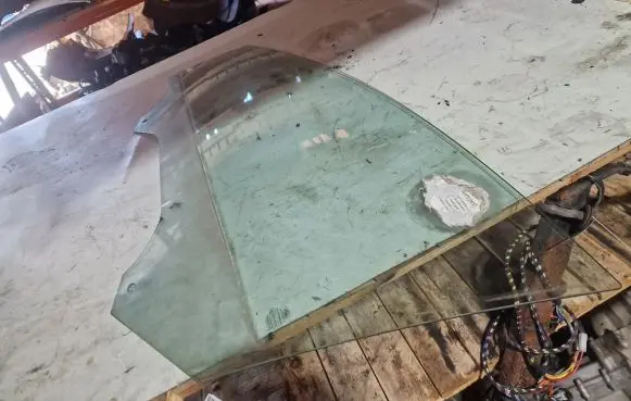 Ford Fiesta Front door window/glass (coupe) 