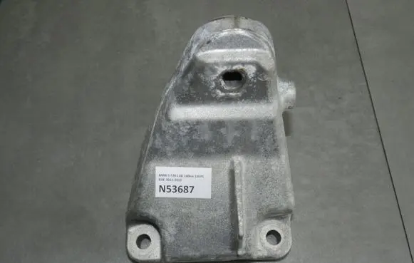 BMW 1 F20 F21 Engine mounting bracket 6869618