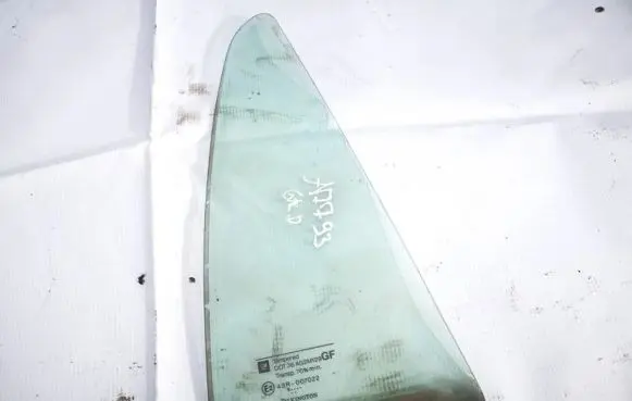 Opel Astra G Rear vent window glass 