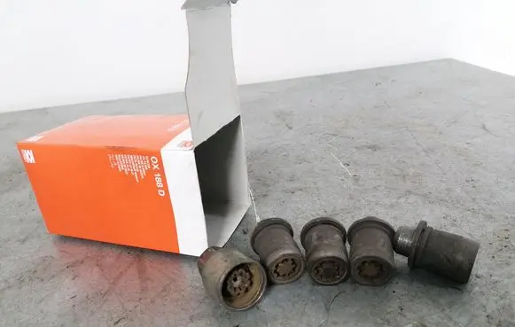 Toyota Avensis T250 Anti-theft wheel nuts and lock 