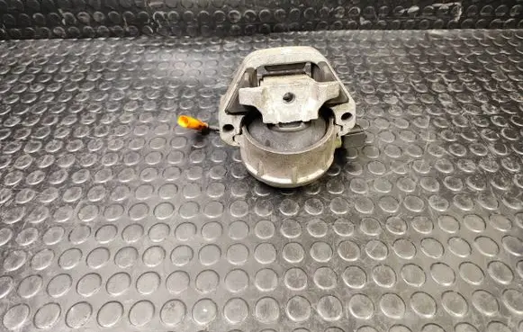 Audi A8 S8 D4 4H Engine mount bracket