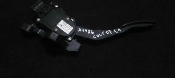 Accelerator throttle pedal