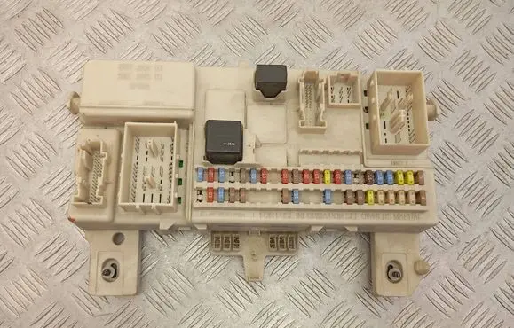 Volvo V50 Fuse module 8690722