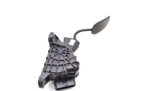 Accelerator throttle pedal