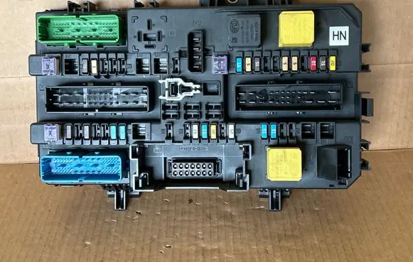 Opel Zafira B Fuse module 13220829