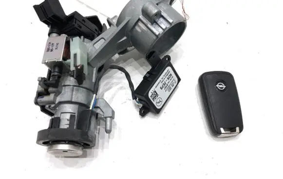 Opel Zafira C Ignition lock 13430182