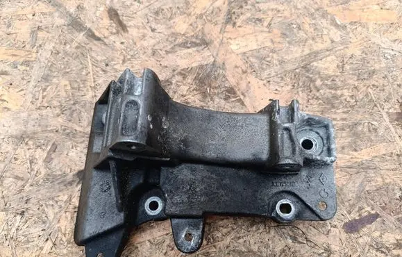 Engine mounting bracket