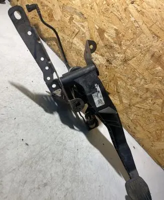 Volvo C30 Clutch pedal 8N517B633