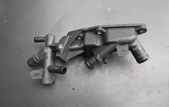 Renault Clio IV Thermostat housing 110606217R