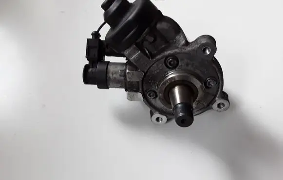 Volkswagen Golf VII Fuel injection high pressure pump 04L130755D