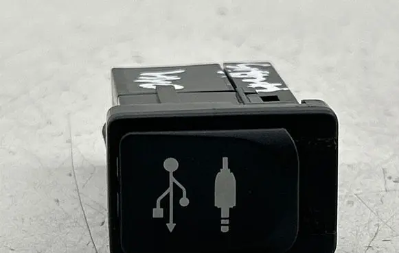 Toyota Auris E180 USB socket connector FE00950