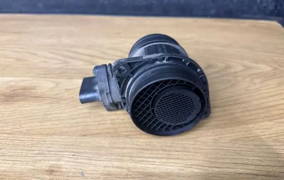 Volkswagen Golf V Mass air flow meter 038906461B