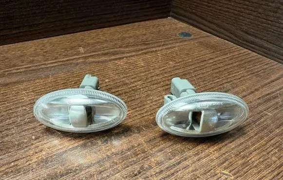 Front fender indicator light
