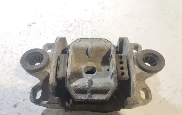 Ford Mondeo Mk III Engine mount bracket