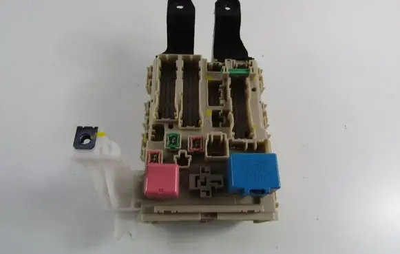 Toyota Avensis T270 Fuse box set 8273005660A