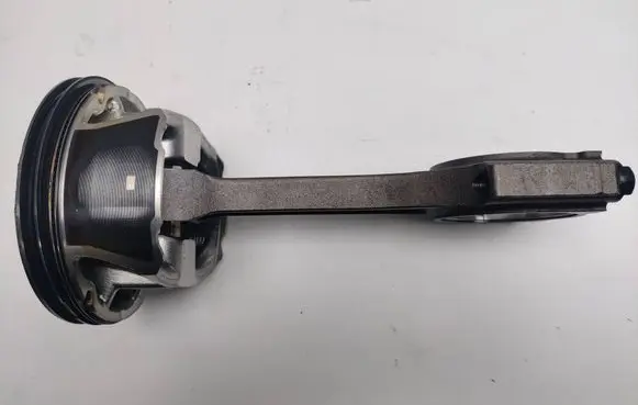 Dodge Challenger Piston with connecting rod 