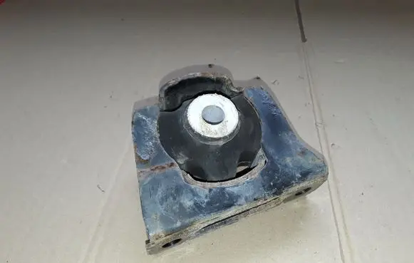 Toyota RAV 4 (XA30) Engine mount bracket NOCODE