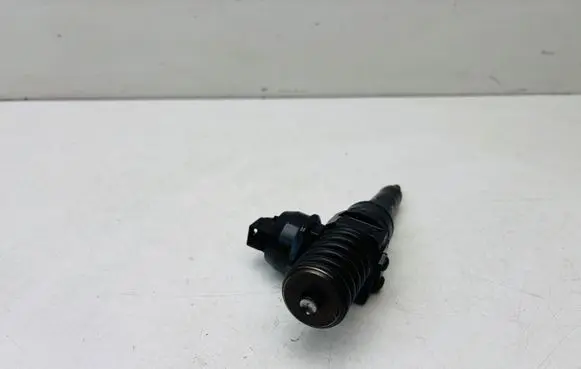 Audi A4 S4 B7 8E 8H Fuel injector 038130073J