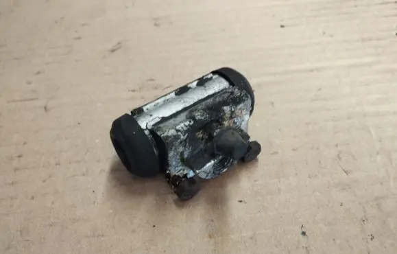 Nissan Note (E11) Rear brake cylinder 