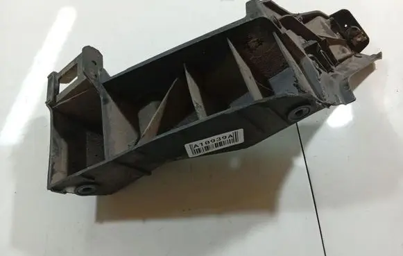 Volkswagen Polo IV 9N3 Rear bumper mounting bracket 6q6807375