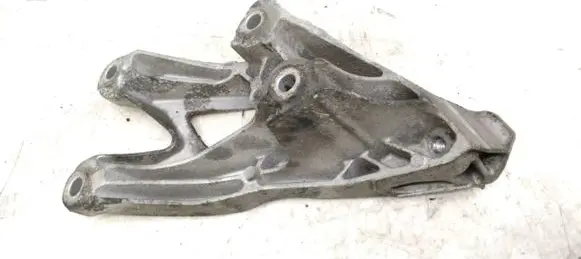Engine mounting bracket