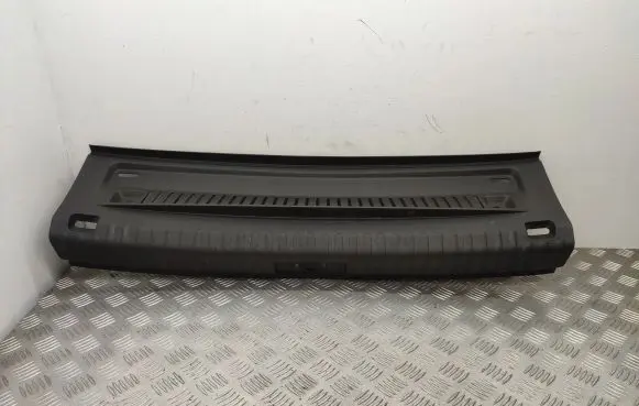 Trunk/boot sill cover protection