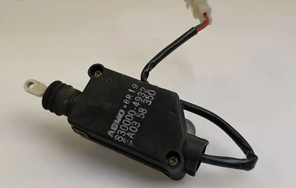 Mazda MX-3 Front door lock motor 8300004932 EA0358350 8R19