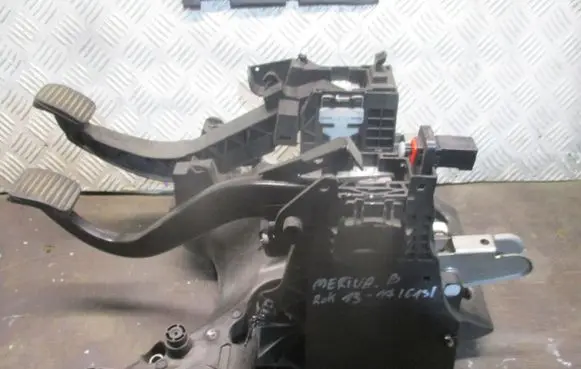 Opel Meriva B Brake pedal bracket assembly 39011440