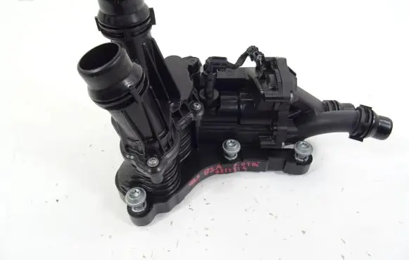 Audi Q3 F3 Thermostat housing 05L121111Q
