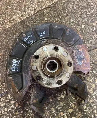 Volkswagen Golf V Front wheel hub
