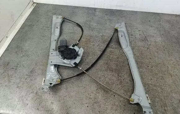 Renault Clio III Front door window regulator with motor 8200291145