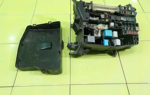 Toyota Avensis T270 Fuse box set 8211105F81 BEZPIECZNIKOW