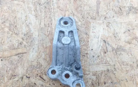 Hyundai i30 Engine mounting bracket