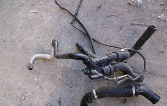 Citroen C-Crosser Thermostat/thermostat housing 9657182080
