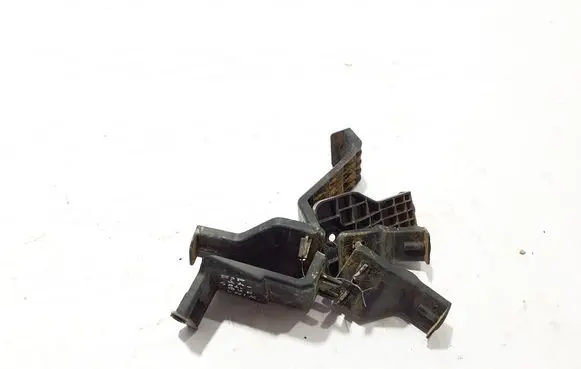 Rear bumper mounting bracket
