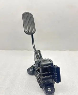 Accelerator throttle pedal