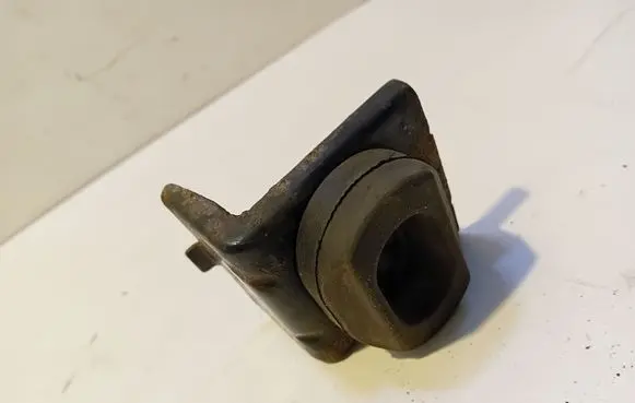 Radiator mount bracket