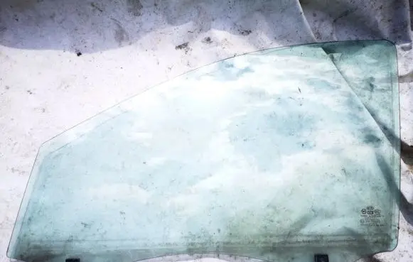 KIA Sorento Front door window glass four-door