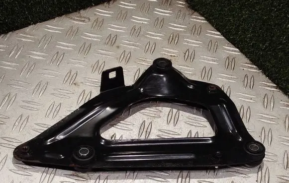 Mitsubishi Pajero Air filter cleaner box bracket assembly MR404742