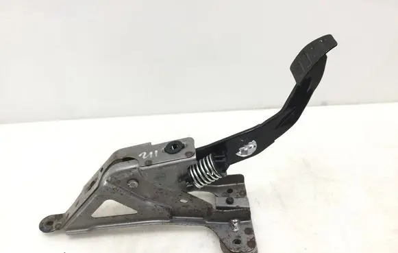 Nissan Qashqai Clutch pedal E001052X11