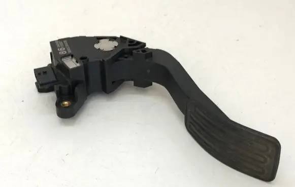 Nissan Pulsar Accelerator throttle pedal 180023RA0B 8615414B01527