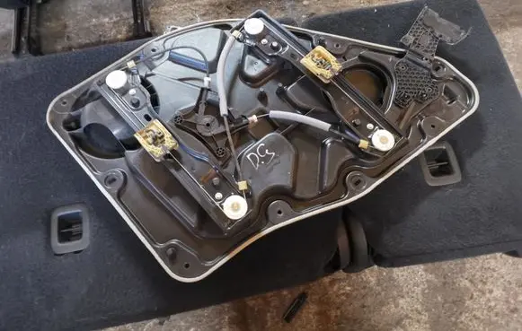 Dodge Durango III Rear window lifting mechanism without motor
