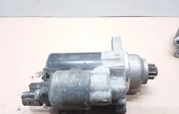 Volkswagen Golf V Starter motor 0001120408