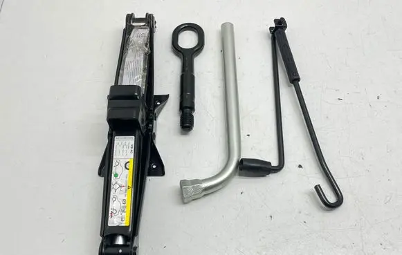 Volkswagen Tiguan Allspace Tool set 5QF011031C 8K0805615A 4D0012219A