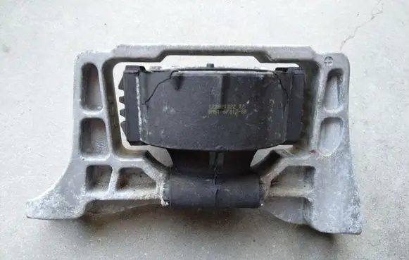 Ford C-MAX II Engine mount bracket