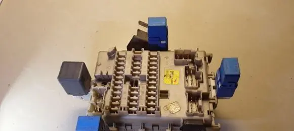 Nissan Almera Tino Fuse module 243504U100 0726001