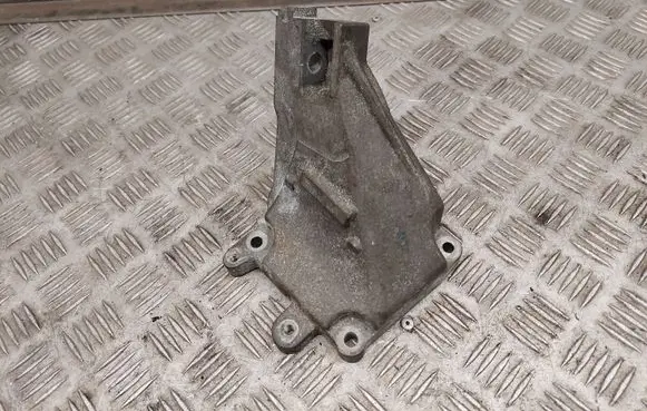 Mercedes-Benz CLS C218 X218 Engine mounting bracket A2782236404